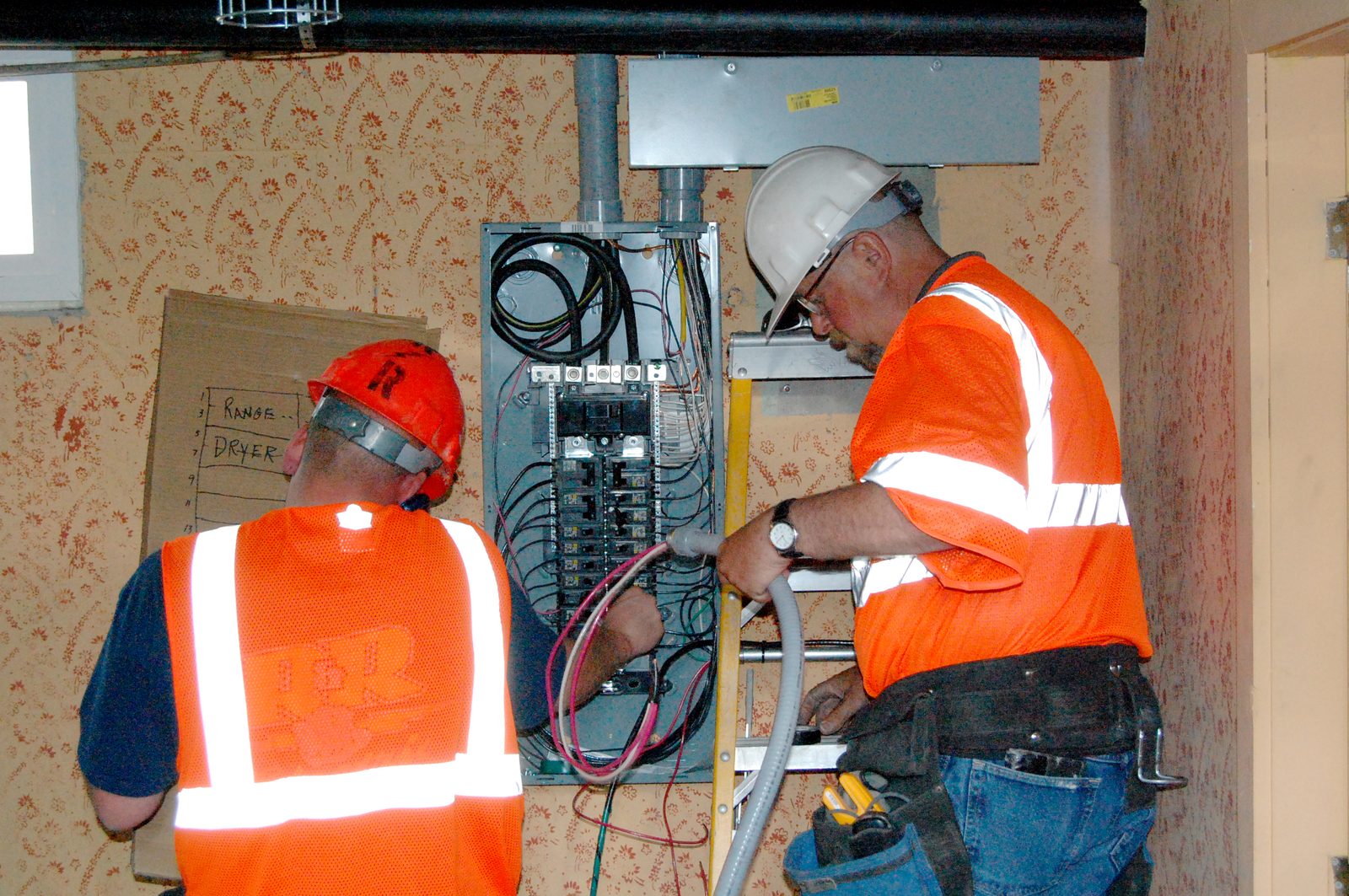 Electricista usando herramientas para reparación segura