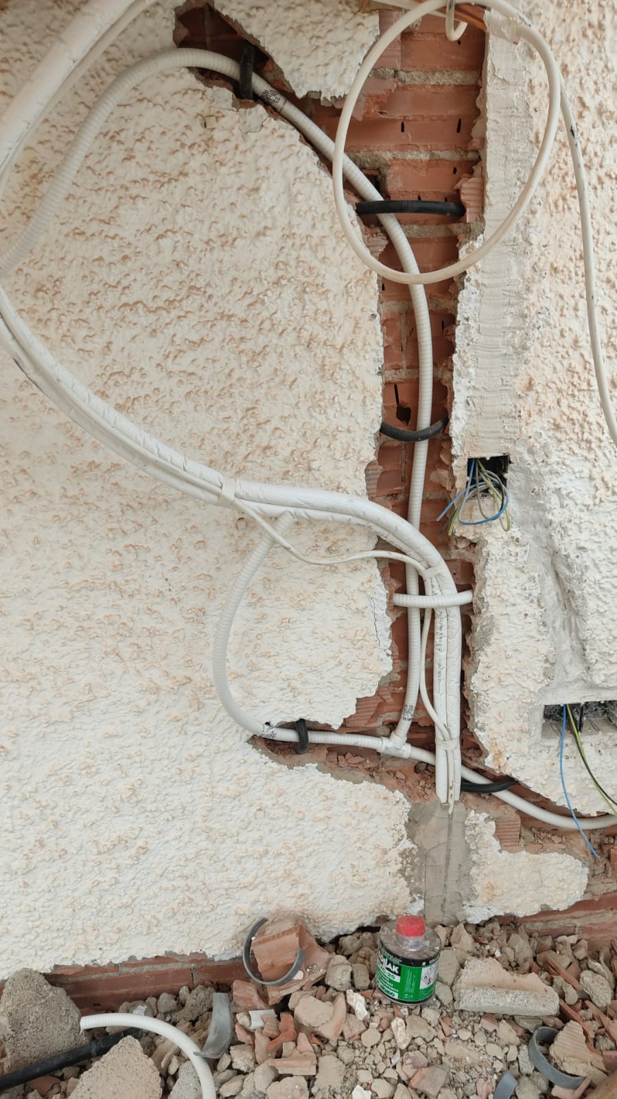 Cableado exterior canalizado en fachada