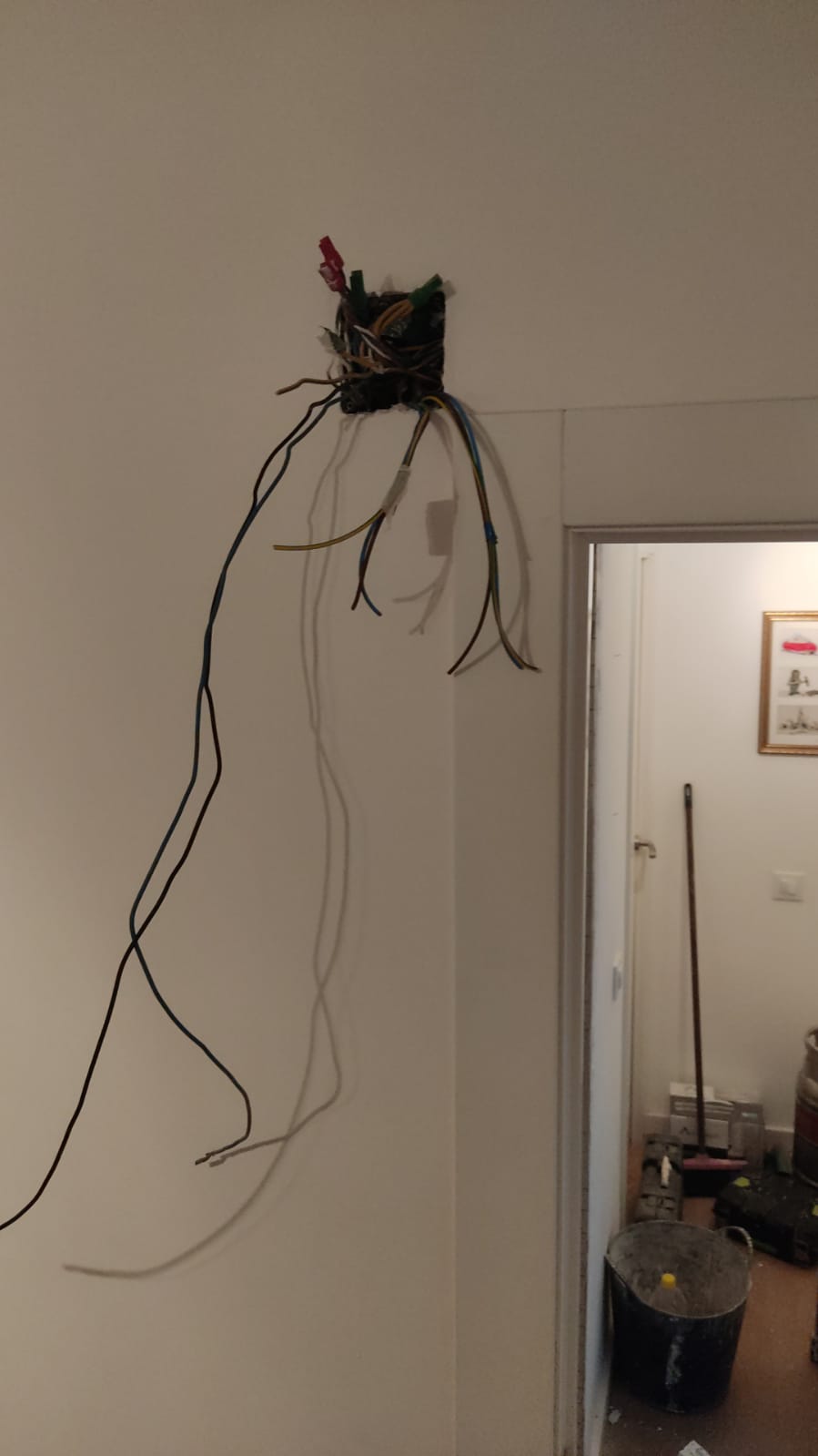 Caja de empalmes con cableado nuevo durante la reforma