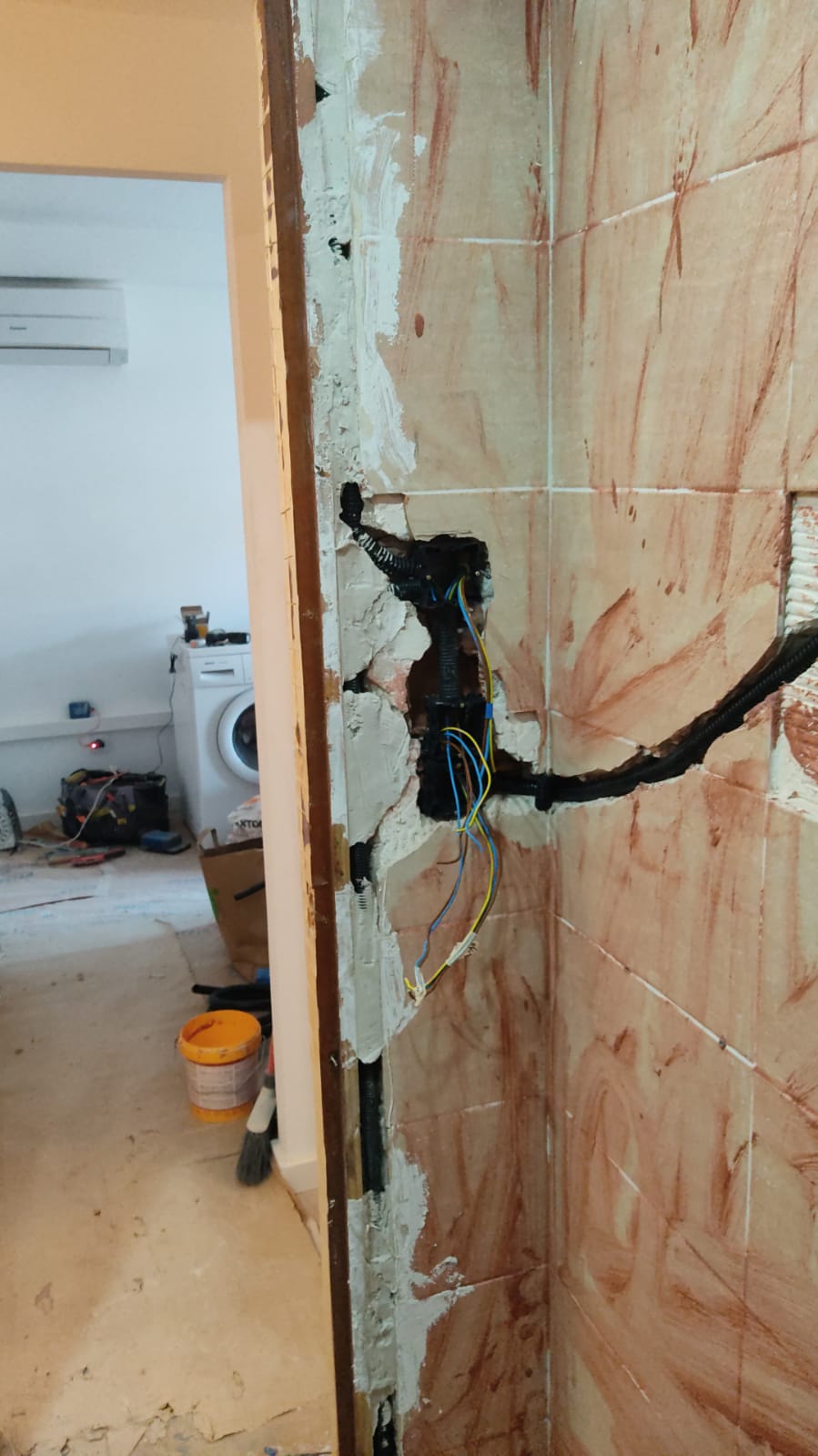 Regatas y tubo corrugado en una reforma de baño