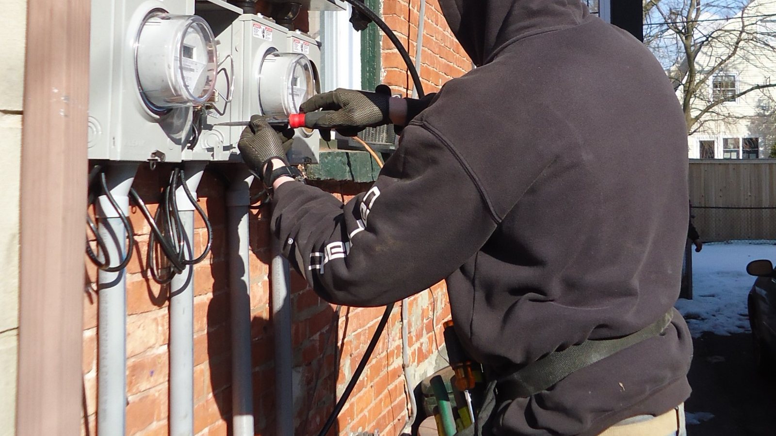Electricista autorizado revisando un cuadro eléctrico moderno en una vivienda de Torrevieja
