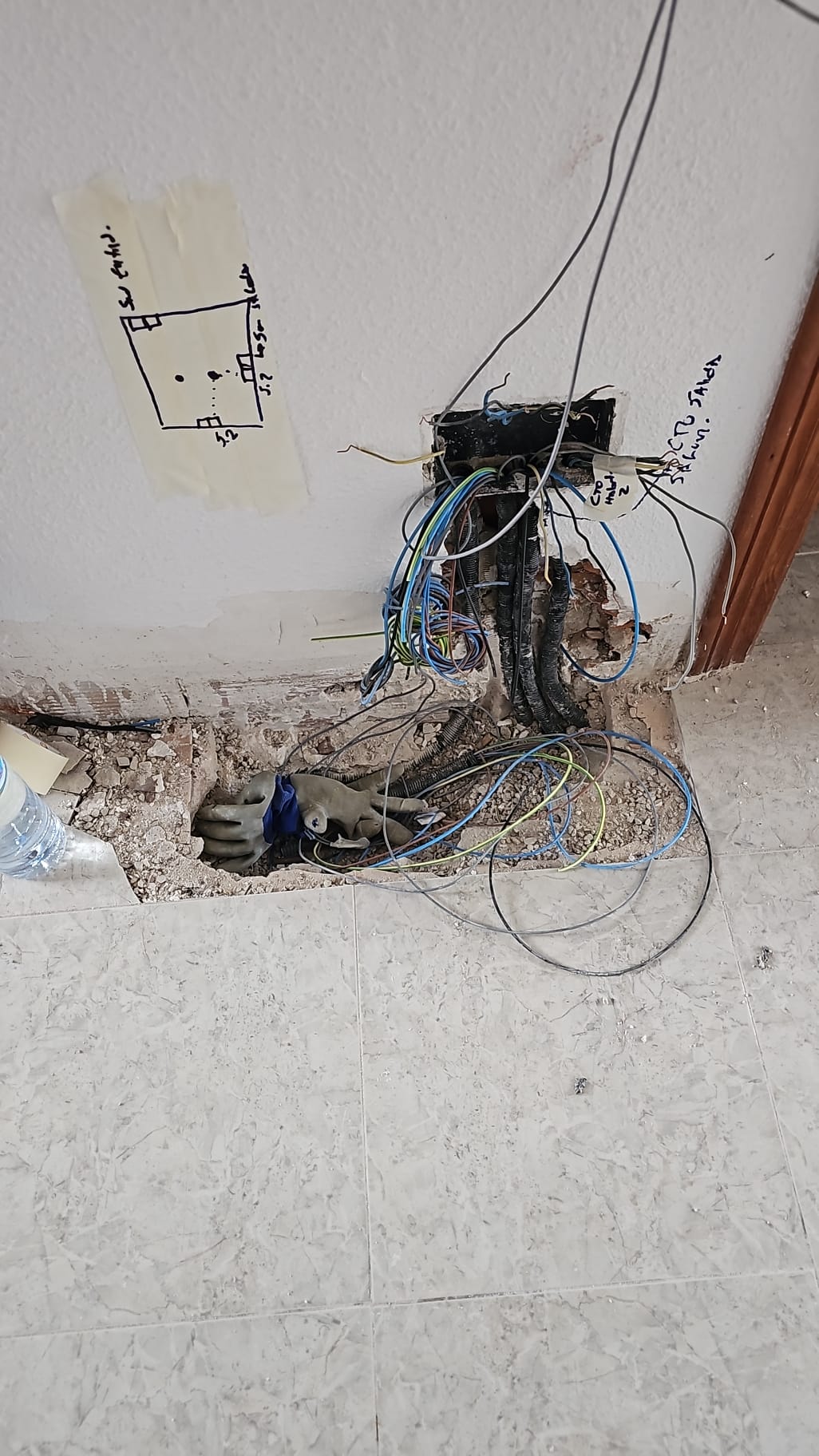 Reforma eléctrica integral en marcha en una vivienda de Torrevieja
